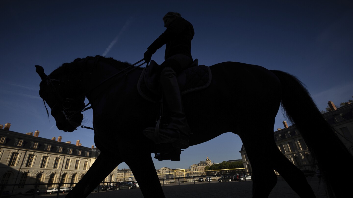 Коне се показват във Версай, поддържайки жива кралската традиция на скорошното олимпийско място за конен спорт