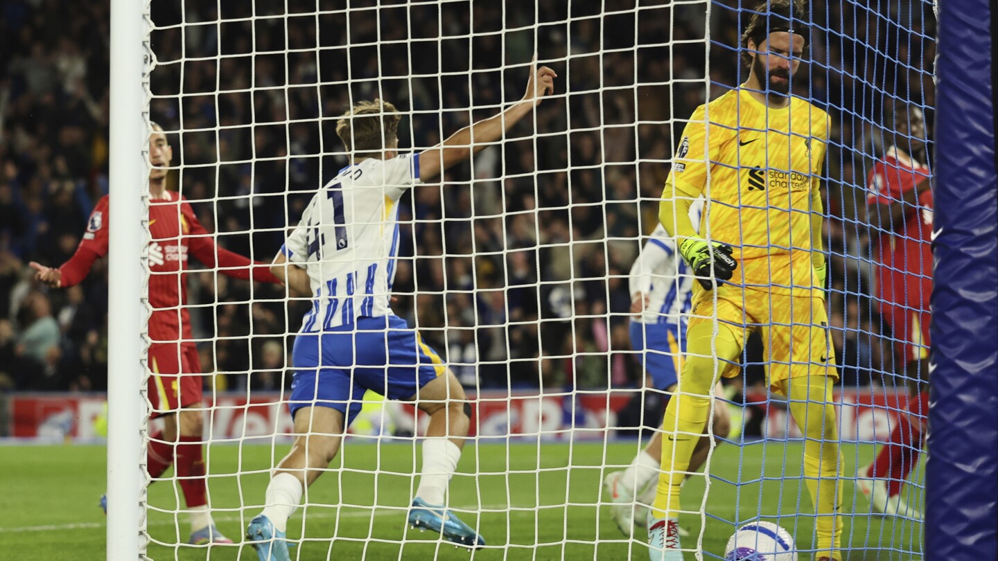 Suplentes dan vibrante victoria a Brighton sobre el campeón Liverpool en la Liga Premier