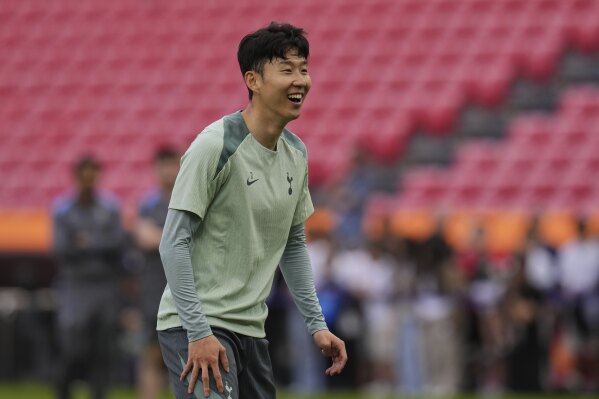 Tottenham's Son Heung-min gestures during a training session ahead of the Europa League final soccer match against Manchester United at the San Mames Stadium in Bilbao, Spain, Tuesday, May 20, 2025. (AP Photo/Manu Fernandez)