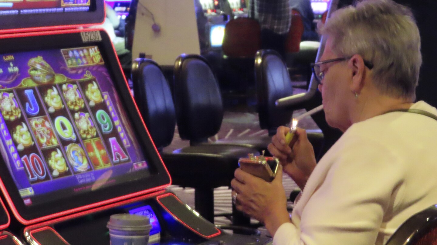 Противниците на пушенето в казината се опитват да привлекат акционерите на хазартни компании в натиск за непушене