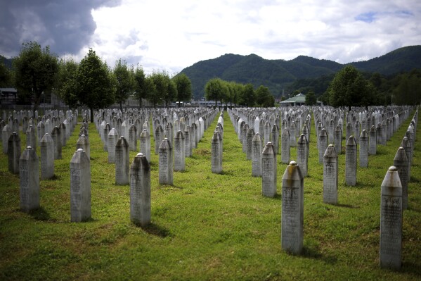 Una imagen del Monumento del Genocidio de Srebrenica, en Potocari, Bosnia, el miércoles 22 de mayo de 2024. (AP Foto/Armin Durgut)