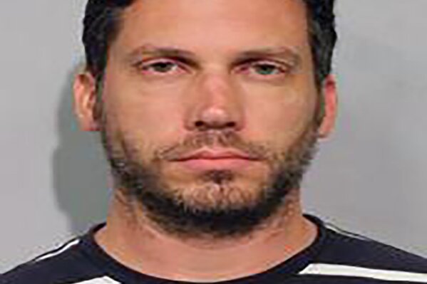 This undated photo provided by the Hawaii Police Department shows 37-year-old tourist Benjamin Fleming, from Pittsburgh, Penn. Fleming a visitor to Hawaii from the U.S. East Coast was under arrest for manslaughter after a deadly fight at a Hawaii vacation rental, police said. (Hawaii Police Department via AP)