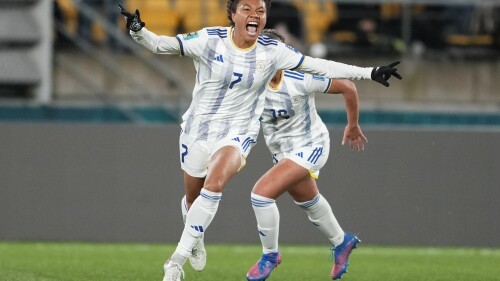 Sarina Bolden de Filipinas reacciona después de marcar el primer gol de su equipo durante el partido de fútbol del Grupo A de la Copa Mundial Femenina entre Nueva Zelanda y Filipinas en Wellington, Nueva Zelanda, el martes 25 de julio de 2023 (AP Photo/John Cowpland)