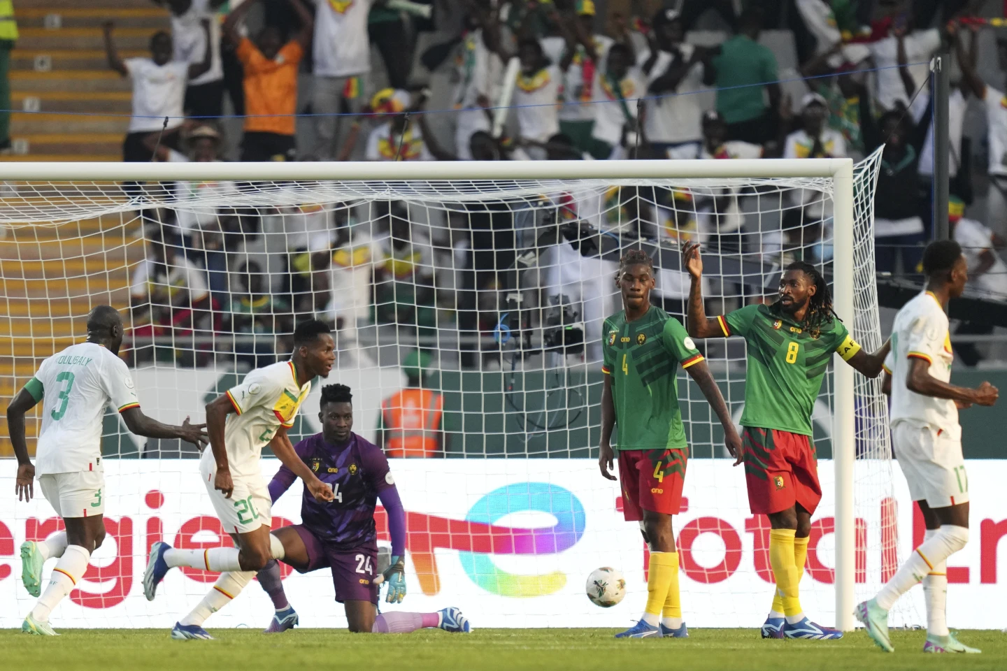 喀麦隆教练在非洲杯对阵冈比亚的关键比赛中放弃了曼联门将奥纳纳