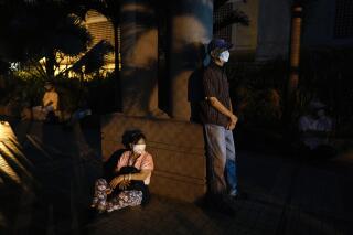 ARCHIVO - En esta foto de archivo del 17 de septiembre de 2021, residentes esperan al amanecer afuera de un centro de vacunación con la esperanza de recibir una segunda inyección de la vacuna Sputnik V para el COVID-19 en Caracas, Venezuela. La Organización Panamericana de la Salud dijo el miércoles 18 de mayo de 2022 que los casos y muertes por COVID-19 han aumentado constantemente durante las últimas cuatro semanas en América. (AP Foto/Ariana Cubillos, Archivo)