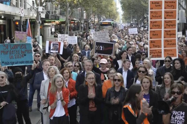 En esta imagen tomada de un video proporcionado por la cadena ABC, una multitud marcha y grita consignas en contra de la violencia de género, el domingo 28 de abril de 2024, en Melbourne, Australia. (ABC vía AP)