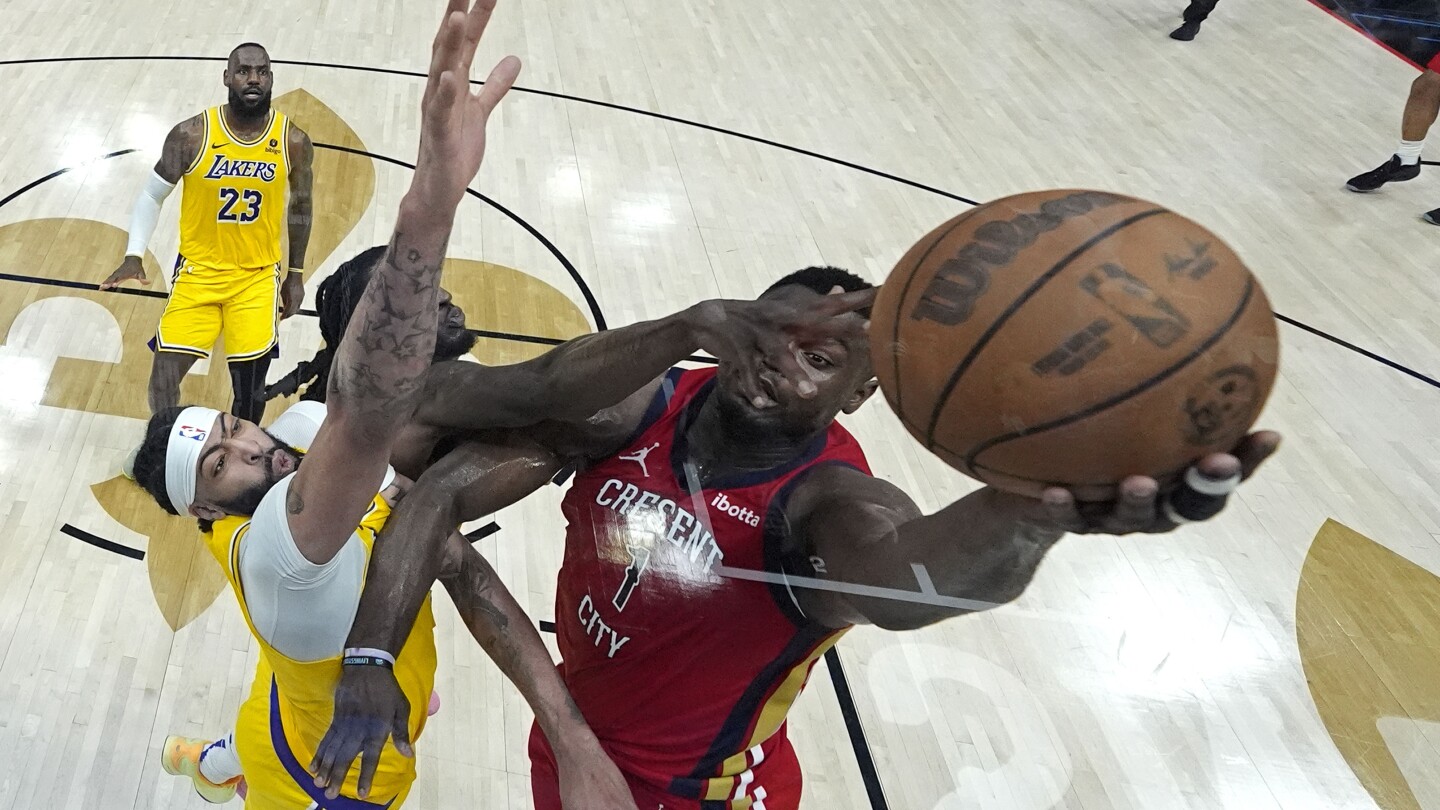 Полагането на допълнителна работа позволява на фотограф на AP да направи извисяваща се снимка от НБА