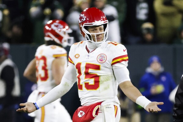 Defending champion Chiefs look vulnerable as they lose ground in AFC with  loss to Packers