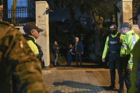 Roberto Canseco, del Consulado de México, se encuentra en la entrada de la Embajada de México en Quito, Ecuador, luego de que la policía ecuatoriana ingresara por la fuerza al edificio, el viernes 5 de abril de 2024. La redada se produjo horas después de que el gobierno mexicano concediera al exvicepresidente ecuatoriano Jorge Asilo político de Glas.  (Foto AP/Dolores Ochoa)