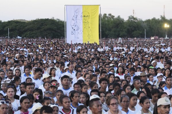 Fieles asisten a una misa en honor al papa Francisco en Dili, Timor del Este, el sábado 26 de abril de 2025. (AP Foto/Firdia Lisnawati)