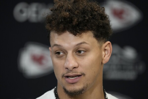 Chiefs' Patrick Mahomes injures right knee against Broncos
