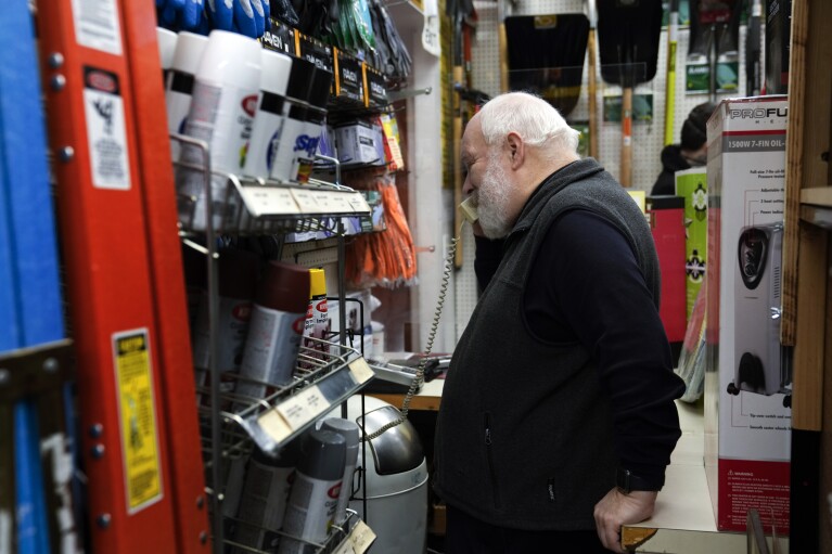 El propietario de Ankeny Hardware, Norman Susid, habla con un cliente por teléfono el jueves 11 de 2024 en Portland, Oregón.  En el noroeste del Pacífico, las Cascades experimentan un frío extremo y fuertes nevadas.  (Foto AP/Jenny Kane)