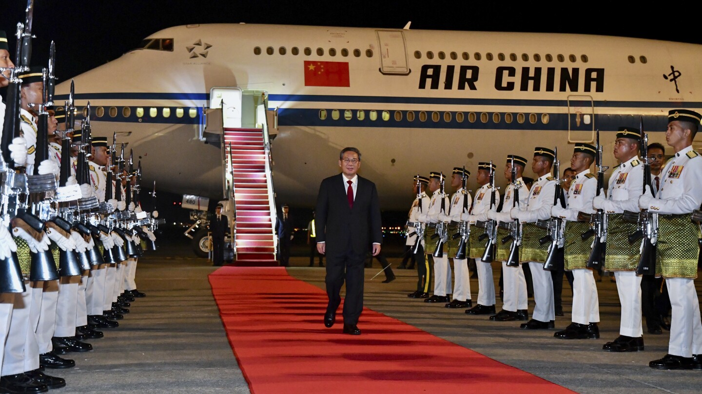 Премиерът на Китай получава посрещане на червен килим, когато започва посещението си в Малайзия