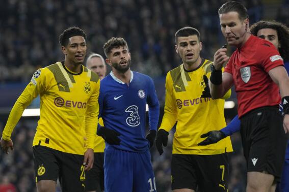 Dortmund's Jude Bellingham, left Chelsea's Christian Pulisic and Dortmund's Giovanni Reyna reacts to a decision by refree Danny Makkelie, right, during the Champions League round of 16 second leg soccer match between Chelsea FC and Borussia Dortmund at Stamford Bridge, London, Tuesday March 7, 2023. (AP Photo/Alastair Grant)