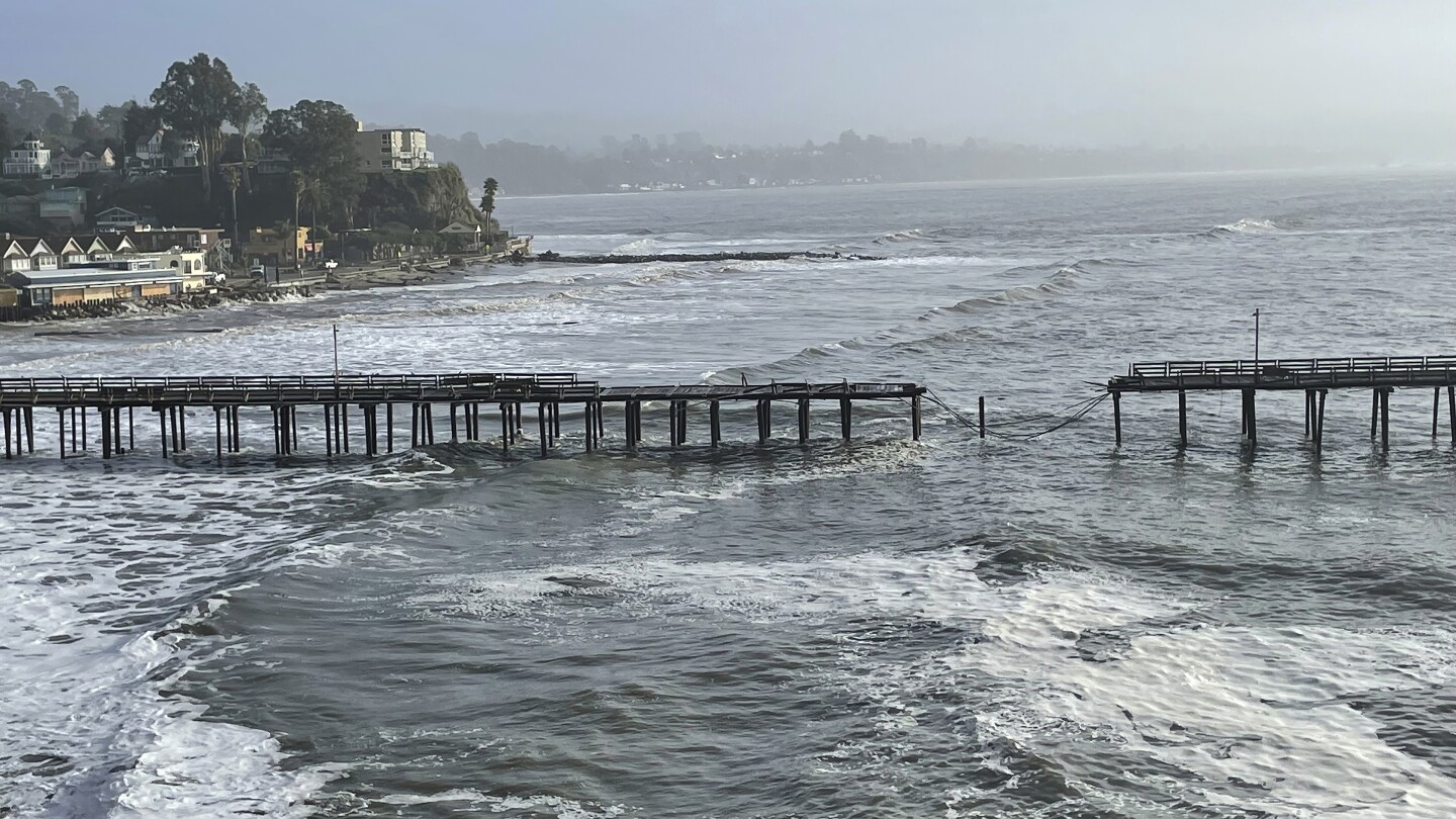 Повишаването на моретата и честите бури удрят кейовете на Калифорния, застрашавайки емблематичните забележителности