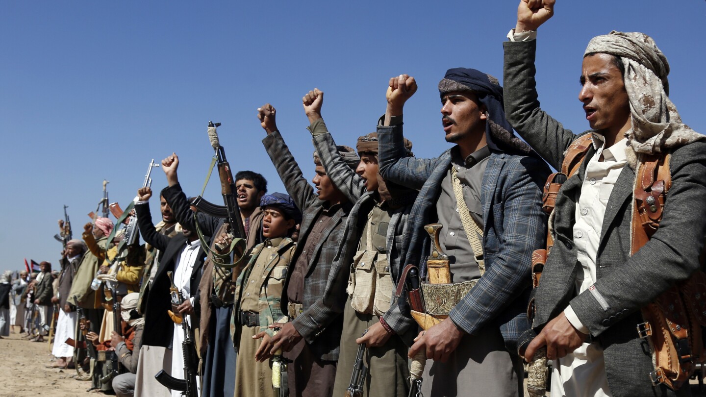 Gli aerei da combattimento della Marina americana hanno bombardato i lanciatori di missili Houthi nello Yemen, hanno detto i funzionari