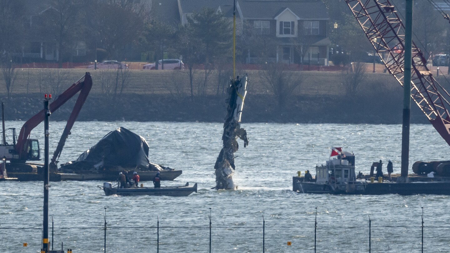 Recovery work resumes at the site of the deadly plane and chopper collision near Washington
