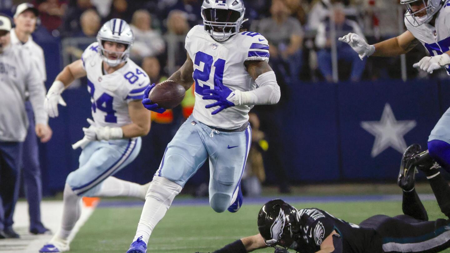 Running back Emmitt Smith of the Dallas Cowboys runs against the