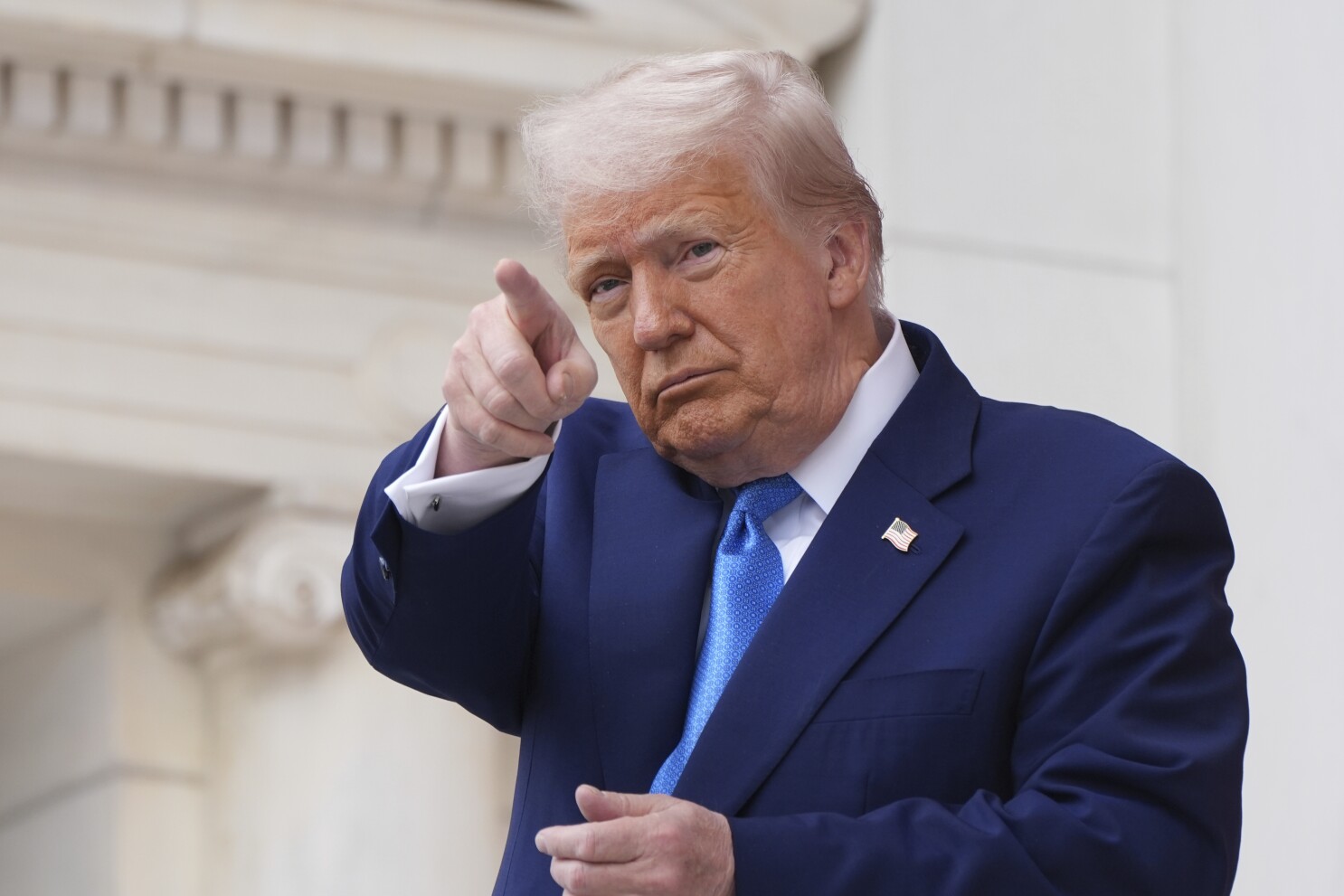 Trump rechaza que sea un "cobarde" por sus cambios constantes en las  amenazas de aranceles | AP News