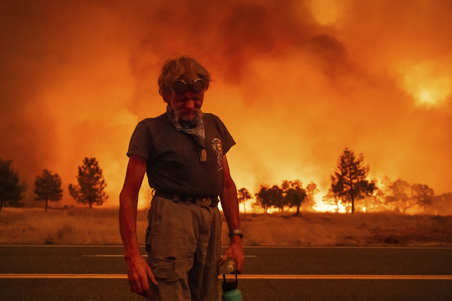 US wildfires: Firefighters battle control the blaze, thousands evacuated