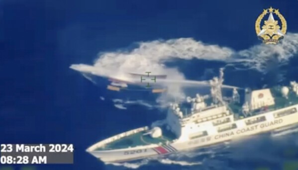 Trong ảnh chụp màn hình này từ video do Lực lượng Vũ trang Philippines cung cấp, một tàu bảo vệ bờ biển Trung Quốc sử dụng vòi rồng tấn công tàu tiếp tế Unaizah của Philippines vào ngày 4 tháng 5 khi tàu này tiếp cận Bãi cạn Second Thomas, địa phương gọi là bãi cạn Ayungin, tại Biển Đông đang tranh chấp. Thứ bảy, ngày 23 tháng 3 năm 2024. (Lực lượng vũ trang Philippines qua AP)