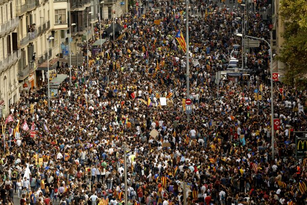 
              Demonstrators with "estelada", or Catalonia independent flag, gather in protest in Barcelona, Spain, Tuesday Oct. 3, 2017. Labor unions and grassroots pro-independence groups are urging workers to hold partial or full-day strikes and demonstrations throughout Catalonia to protest alleged brutality by police during a referendum on the region's secession from Spain that left hundreds of people injured. (AP Photo/Francisco Seco)
            