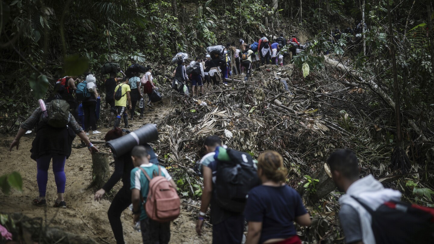 Panamá critica a Colombia por no ayudar a detener la afluencia récord de migrantes a través del Tapón del Darién