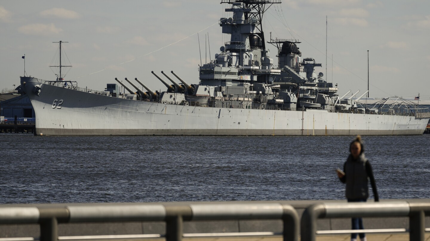 Боен кораб на река Делауеър: USS New Jersey пътува до Филаделфия за ремонт