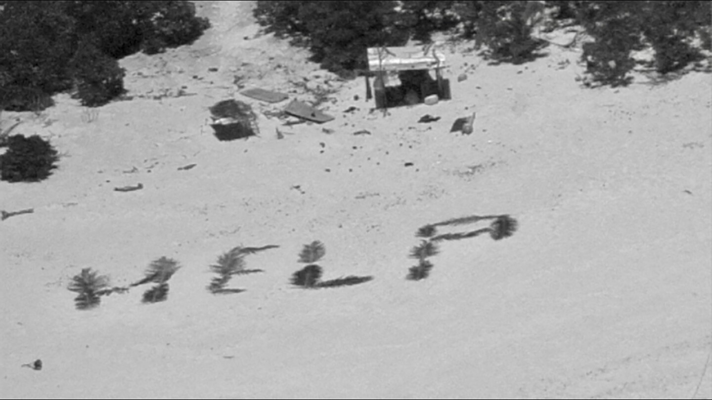 Cartello “Aiuto” sulle postazioni di terra per i piloti della Marina e della Guardia Costiera per gli uomini bloccati su un atollo del Pacifico