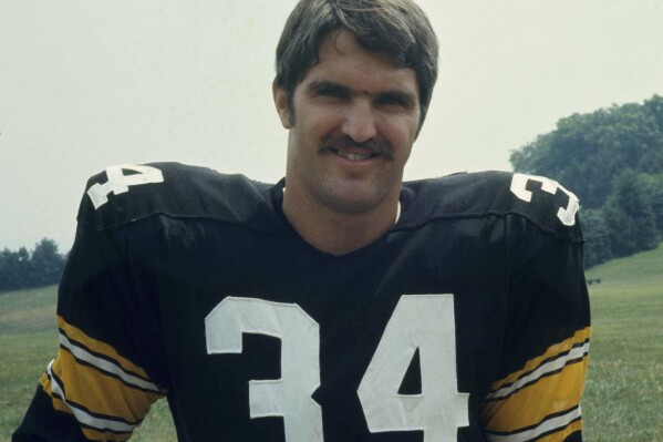 FILE-Pittsburgh Steelers Andy Russell (34) is shown in 1975. The Steelers announced Saturday, March 2, 2024 that Russell, a seven-time Pro Bowler and two-time Super Bowl winner during his 12-year career, has died at 82. (APPhoto, File)