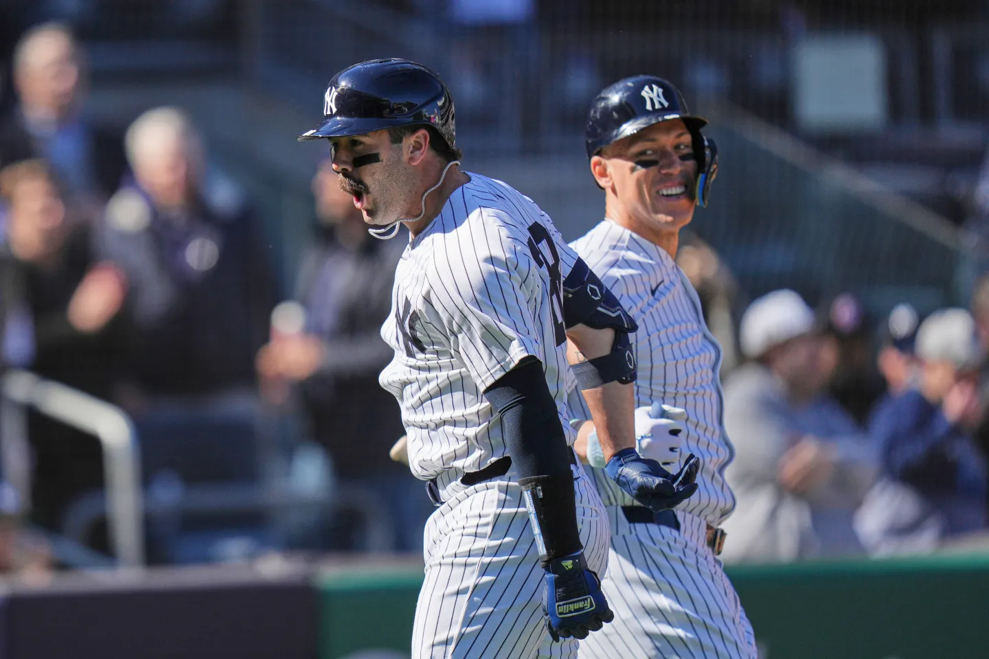 Austin Wells celebra su jonrón con los Yankees en el Día Inaugural 2025