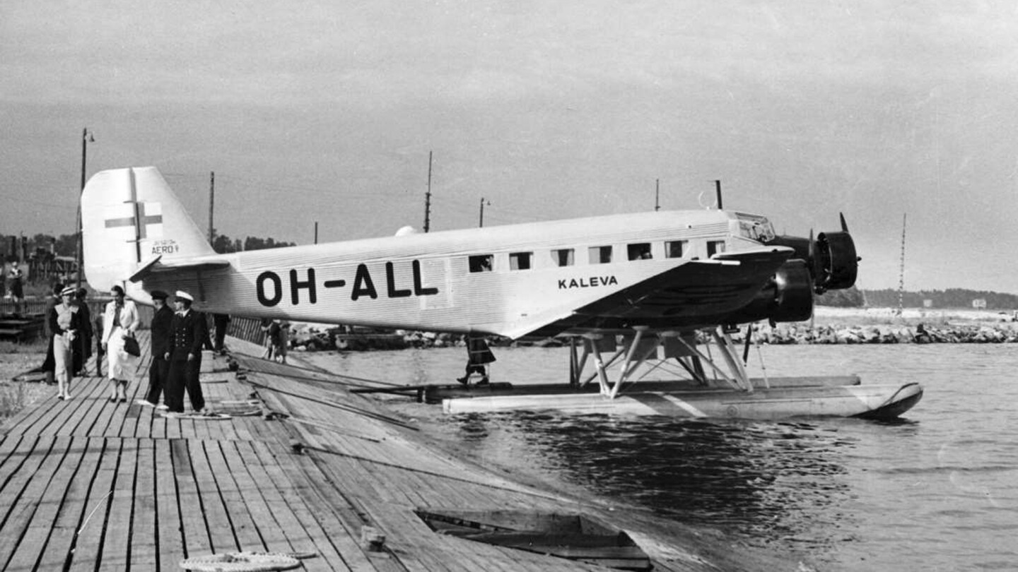 Taucher fanden die Überreste eines finnischen Flugzeugs aus dem Zweiten Weltkrieg, das von Moskau mit einem amerikanischen Diplomaten an Bord abgeschossen wurde.
