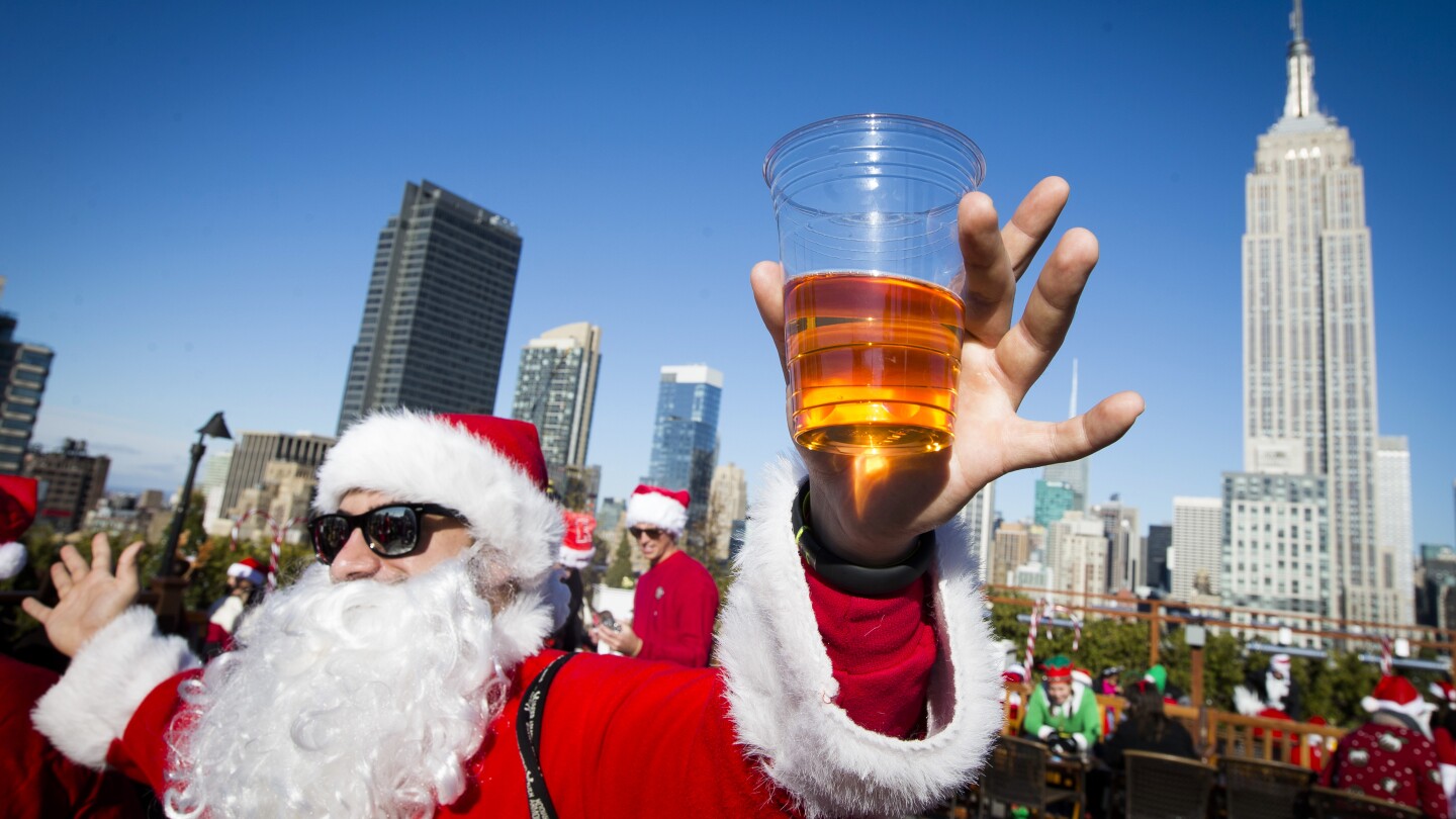 1000’s of revelers descend on NYC for annual Santa-themed bar move slowly SantaCon
