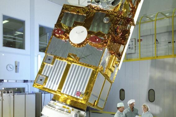 This photo provided by the European Space Agency shows the European Remote Sensing 2 satellite (ERS-2) satellite in a clean room before its launch in 1995. The Earth-observing satellite fell out of orbit Wednesday, Feb. 21, 2024, and harmlessly broke apart over the Pacific. (ESA via 番茄直播)