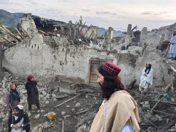 En esta imagen, distribuida por la agencia noticiosa estatal Bakhtar, afganos revisan la destrucción causada por un terremoto en la provincia de Paktiká, en el este de Afganistán, el 22 de junio de 2022. (Agencia Noticiosa Bakhtar vía AP)