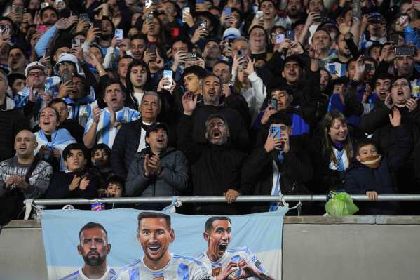 Hinchas de Argentina alientan a la selección antes de un partido de la eliminatoria mundialista ante Ecuador, el jueves 7 de septiembre de 2023, en Buenos Aires (AP Foto/Natacha Pisarenko)