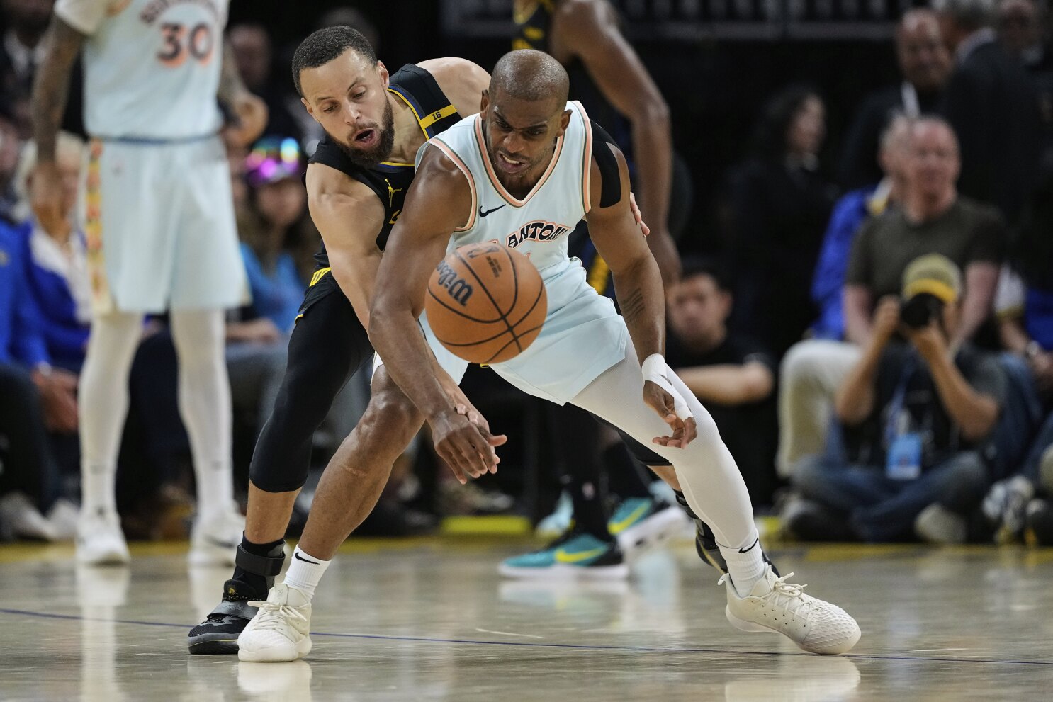 Harrison Barnes swishes 3-pointer at the buzzer as Spurs stun Warriors with 114-111 win