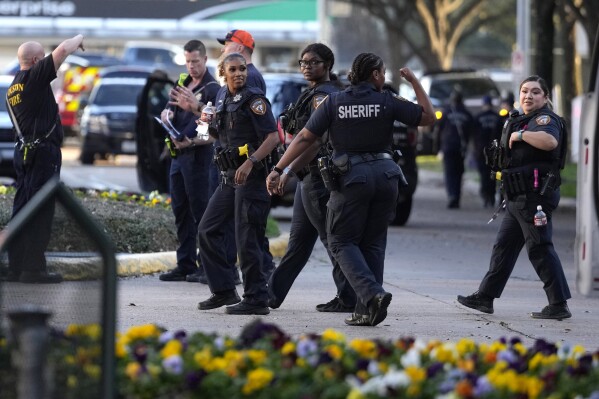 Harris County Sheriffs officers walk outside of Lakewood Church after a reported shooting during a church service in Houston, Sunday, Feb. 11, 2024. (Karen Warren/Houston Chronicle via 番茄直播)