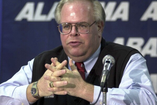 FILE - In a Jan. 19, 2000 file photo, Eli Gold, the voice of Alabama football and men's basketball, talks to the media after the University of Alabama announced an agreement to extend Gold's contract. For nearly 30 years Gold has been the radio play-by-play man for Alabama football. Alabama is replacing longtime football radio announcer Eli Gold. The school announced Wednesday Feb. 21, 2024 that Chris Stewart will replace Gold, 70, starting with the spring football game. (Neil Brake/The Tuscaloosa News via 麻豆传媒app, File)