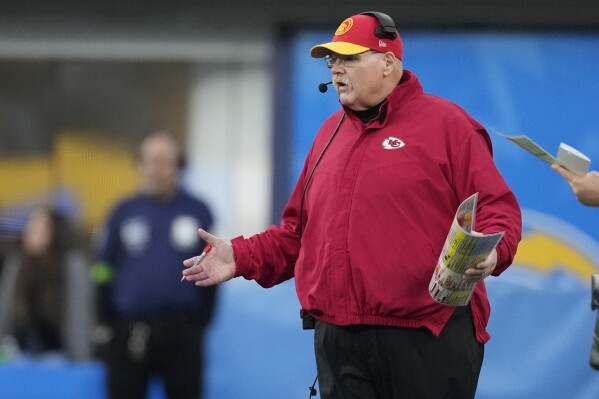 Chiefs' Andy Reid and Travis Kelce hash things out after sideline