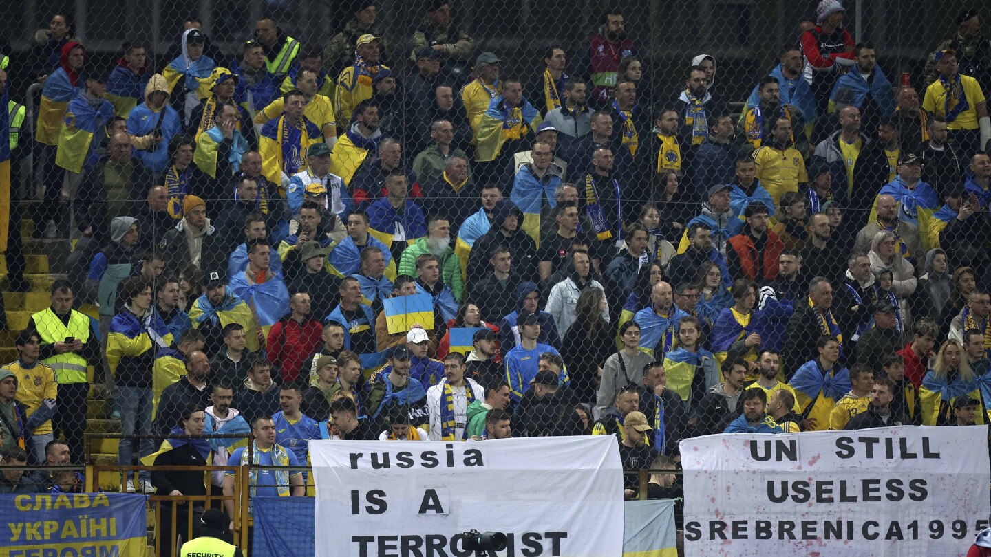 Войната в Украйна ще затрудни УЕФА да не допуска политически послания на стадионите на Евро 2024
