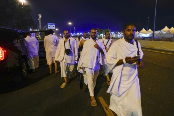 Müslüman hacılar, 14 Haziran 2024 Cuma günü Suudi Arabistan'ın kutsal şehri Mekke yakınlarındaki yıllık Hac sırasında Arafat Ovası'na varıyorlar. (AP Fotoğrafı/Rafiq Maqbool)
