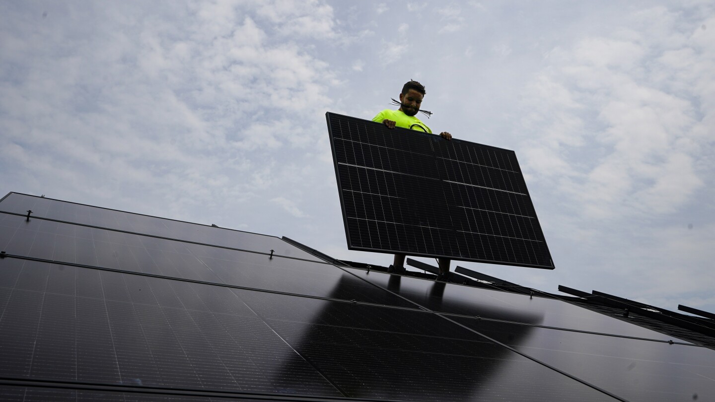Байдън отбелязва Деня на Земята, като обявява 7 милиарда долара федерални безвъзмездни средства за слънчева енергия