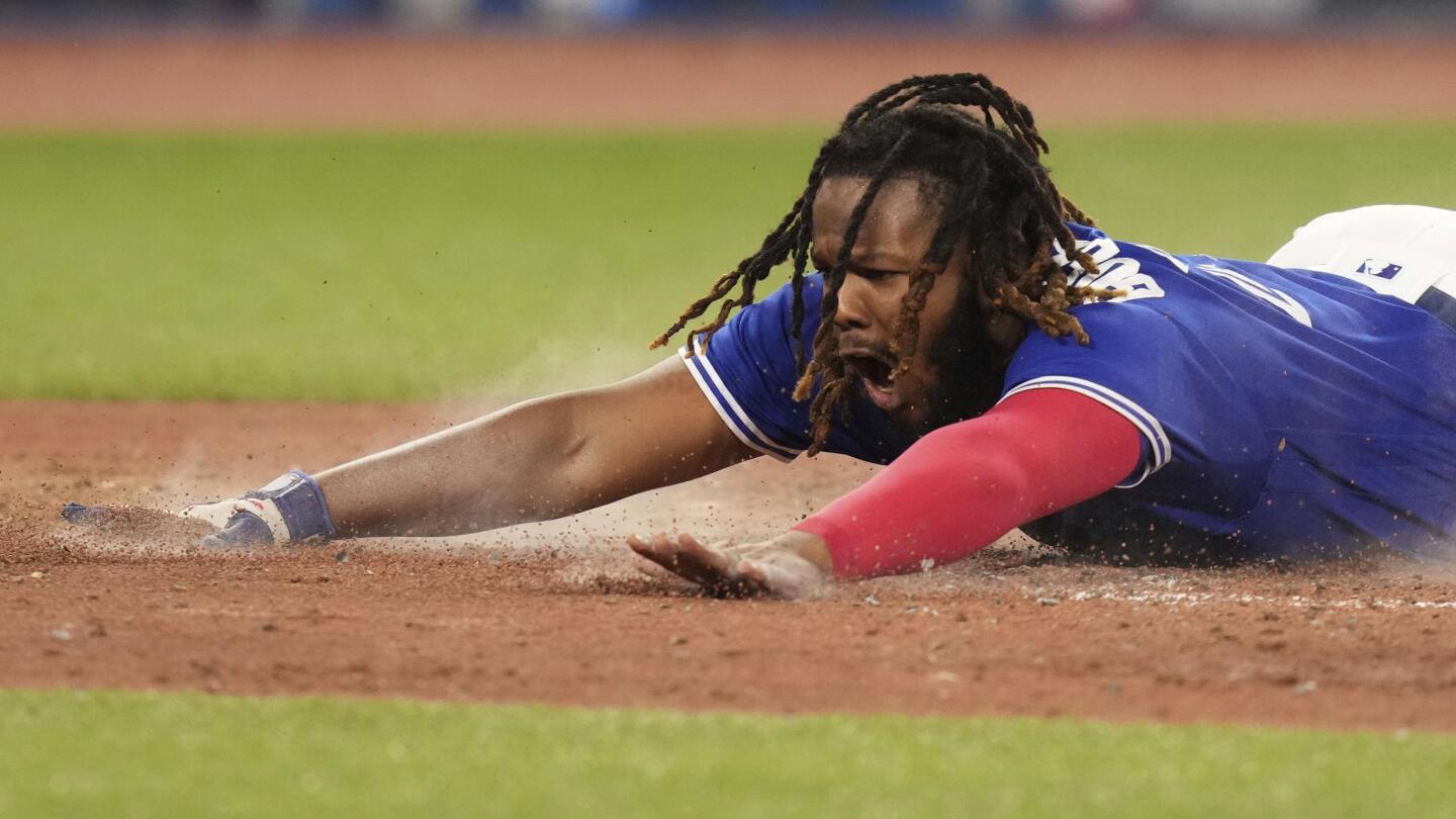 Seattle Mariners' Teoscar Hernandez Makes a Trade with Some Young Fans on  Friday - Fastball