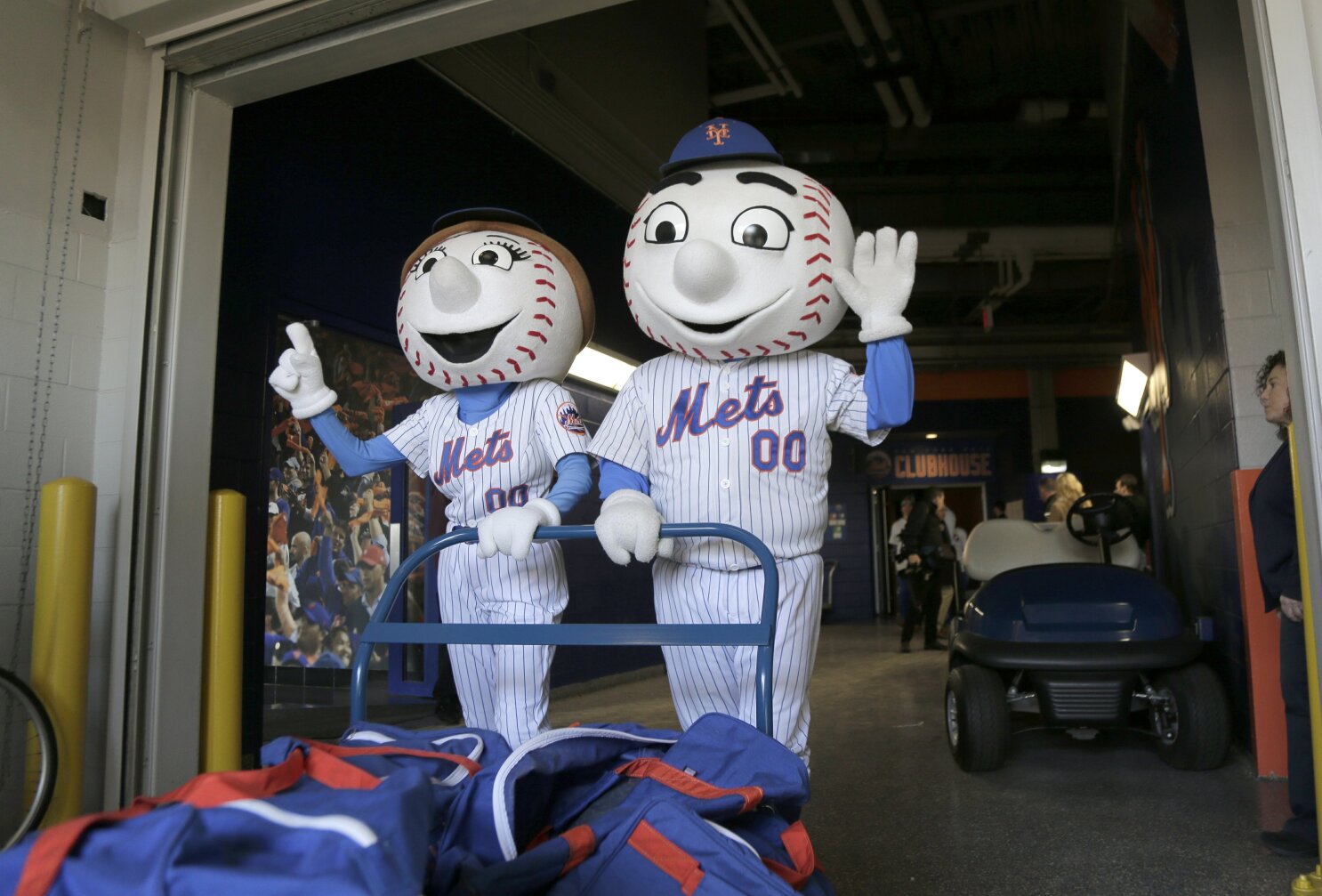 Phillie Phanatic, Mr Met, MLB mascots now permitted in parks