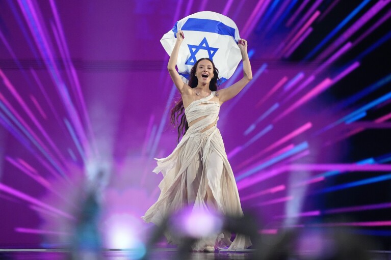 Eden Golan de Israel entra a la arena durante el desfile de la bandera antes de la gran final del Festival de la Canción de Eurovisión en Malmo, Suecia, el sábado 11 de mayo de 2024.  (Foto AP/Martin Meissner)