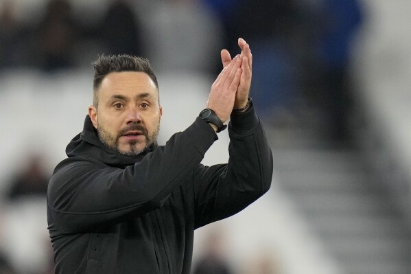  FILE - Brighton's head coach Roberto De Zerbi applauds after the English Premier League soccer match between West Ham and Brighton, at the London stadium in London, on Jan. 2, 2024. Roberto De Zerbi is poised to become Marseille's new coach after the French league club announced they have reached an “agreement in principle.”  (AP Photo/Kirsty Wigglesworth, File)