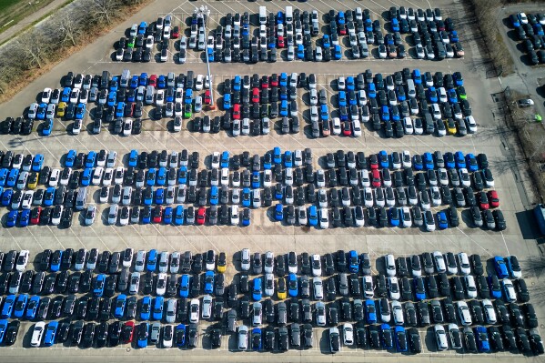 Os carros Opel estão estacionados no chão da fábrica de carros Opel em Ruesselsheim, perto de Frankfurt, Alemanha, quinta -feira, 27 de março de 2025. (AP Photo/Michael Probst)