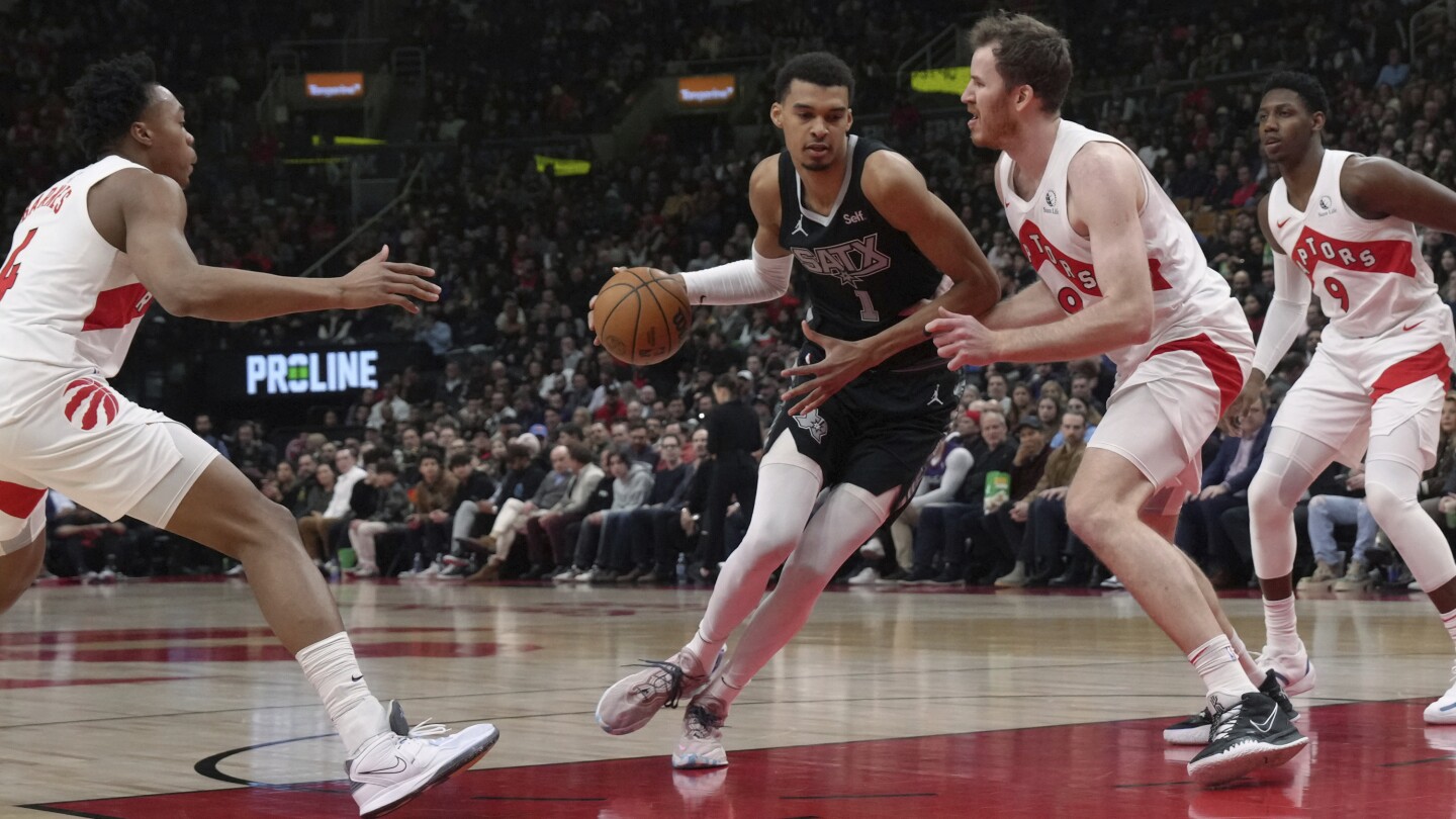 Wembanyama has career-high 10 blocks in triple-double, Spurs beat Raptors to stop 7-game skid