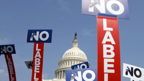 ARCHIVO - Personas del grupo No Labels sostienen carteles durante un mitin en Capitol Hill en Washington, el 18 de julio de 2011. El Partido Demócrata de Arizona busca obligar a No Labels a revelar a sus donantes o perder su condición de partido político, una escalada de Los esfuerzos de los demócratas para bloquear a un grupo que les preocupa aumentarán las posibilidades del expresidente Donald Trump de regresar a la Casa Blanca. (Foto AP/Jacquelyn Martin, archivo)